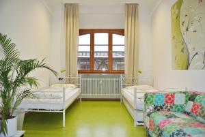 海德堡斯海德堡斯特菲旅舍的客房设有两张床和窗户。