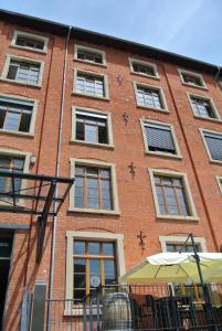 海德堡斯海德堡斯特菲旅舍的一座高大的砖砌建筑,设有窗户和雨伞