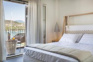 阿尔戈斯托利翁Argostoli Marina Suites的一间卧室设有一张床和一个阳台