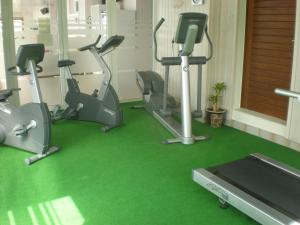 土绪尔乐斯苏丹内尔酒店的健身房设有数辆健身自行车和跑步机