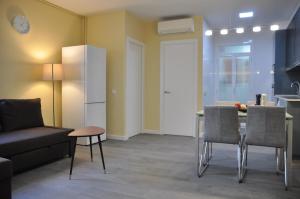 巴塞罗那圣特斯公寓的客厅配有沙发和桌椅