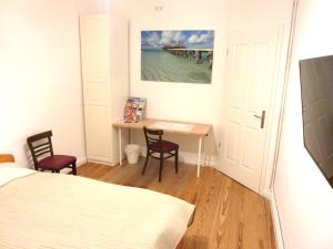 汉堡所有你所需 - 客房民宿的卧室配有一张床和一张桌子及椅子