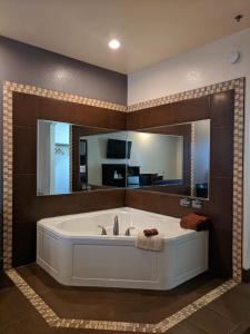 布朗斯维尔美国最佳价值旅馆 - 布朗斯维尔汽车旅馆的带浴缸和大镜子的大浴室