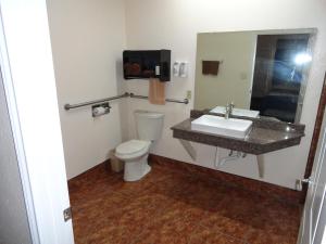 布朗斯维尔美国最佳价值旅馆 - 布朗斯维尔汽车旅馆的一间带水槽和卫生间的浴室