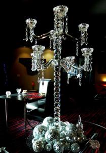 塔姆沃思弗戈摩尔庄园酒店的一张桌子的房间的银色吊灯