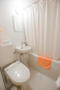 东京两国河酒店的白色的浴室设有卫生间和水槽。