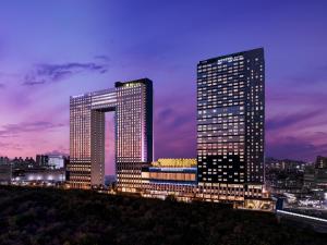 首尔首尔龙山大使宜必思尚品酒店的夜城两座高楼