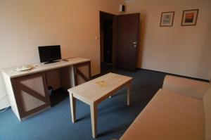 扎兹里瓦索里斯科膳宿酒店的客房设有一张桌子、一台电脑和一张桌子