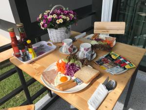 北冲考艾莱克村旅馆的一张桌子,上面放着一盘食物,三明治和鸡蛋