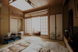 东京两国河酒店的一间带一张大床的卧室,位于带窗户的房间内