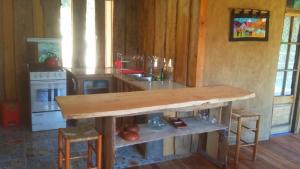 圣何塞德迈波Cabaña Cajón del Maipo的一间厨房,内设一张木桌