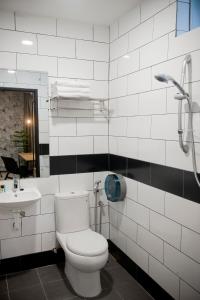 双溪大年双溪大年大香蕉酒店 的白色的浴室设有卫生间和水槽。