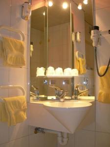 因特拉肯Hotel Crystal Interlaken的一间带水槽和镜子的浴室