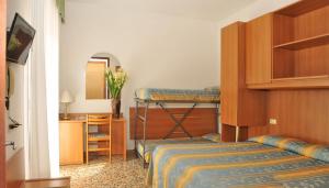 卡奥莱Albergo Santa Margherita的一间卧室配有双层床和书桌