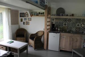 阿姆斯特丹Bed and Stay Amsterdam的厨房配有白色冰箱和藤椅