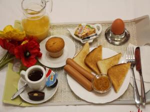 基辅最佳季节公寓酒店的托盘带烤面包和咖啡的食物