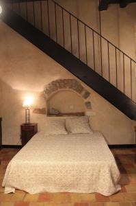 里昂圣约斯特拉特利尔旅馆的卧室设有白色的床和楼梯