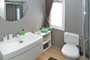 诺维格勒伊斯特拉里维埃拉活动房屋假日公园的浴室设有白色水槽和镜子