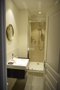 里昂Cosy apartment ideally located in the Old Town的一间带水槽和淋浴的浴室