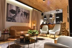 斯科普里Hotel Panoramika Design & Spa的客厅配有沙发、椅子和桌子