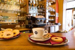 比尔森劳斯酒店的一张桌子,上面放着两盘甜甜圈和一杯咖啡