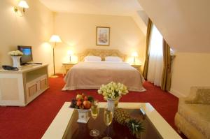 索非亚卡萨博雅纳精品酒店的酒店客房,配有床和一张带水果的桌子