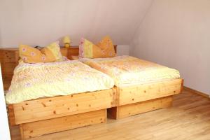 朗根洛伊斯Winzergut的一间卧室,卧室内配有一张木床