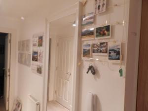 珀斯The Archers的走廊上设有白色门,墙上挂有图片