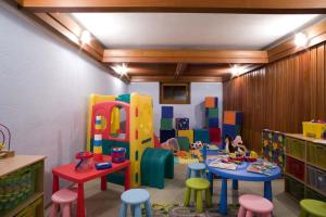 拉维拉Residence La Villa的游戏室里摆放着五颜六色的桌子和凳子