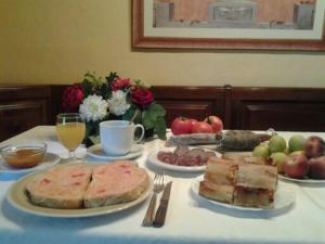 维克La Riera的餐桌上放有食物和水果盘