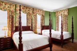 萨凡纳雷诺广场普兰特斯酒店的卧室设有两张床铺、绿色的墙壁和窗户