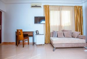 达喀尔拉斐尔特酒店的带沙发和书桌的客厅