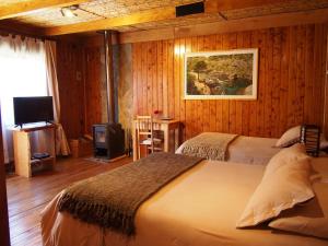 科克拉内Hotel Último Paraíso的一间卧室配有两张床和电视。