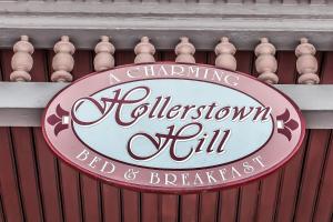 弗雷德里克Hollerstown Hill Bed and Breakfast的围栏上的餐厅标志