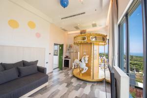 小琉球岛朵小路北欧民宿的客厅设有大型金色旋转木马