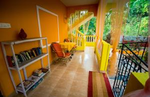 莫尔吉姆Orange Villa的走廊设有黄色的墙壁和桌椅