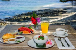 蓝梦岛海潮海滩度假酒店的餐桌,盘子和一杯橙汁