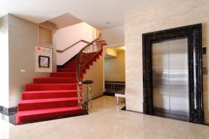 高雄南海商务大饭店的红色的楼梯,位于一间铺有红地毯的房子里