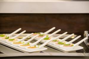 Bắc Giang北江孟青大酒店的桌上的开胃菜盘,有白色的汤匙