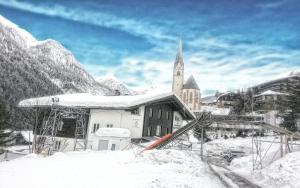 海利根布卢特海利根布鲁特青年及家庭旅舍的教堂前方被雪覆盖