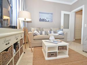 奥斯赛拜-塞林Villa Fernsicht - Apt. 06的客厅配有沙发和桌子