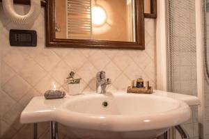 奥斯塔Bed & Breakfast Lo Teisson的浴室设有白色水槽和镜子