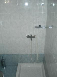 干尼亚皮娅住宿酒店的带浴缸和盥洗盆的淋浴浴室