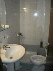 干尼亚皮娅住宿酒店的一间带水槽和卫生间的浴室
