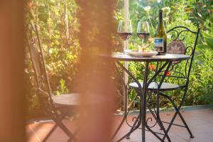 卡塔尼亚Sicily Country House & Beach的一张桌子,上面放着两杯葡萄酒和一盘食物