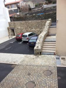 Le Monastier sur Gazeillele gite St Pierre的停车场内有车辆停放的楼梯