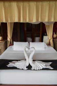 琅勃拉邦Shangri-Lao Resort的心形床,带两条毛巾