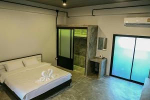 The Ele Hotel Ranong - SHA Extra Plus客房内的一张或多张床位