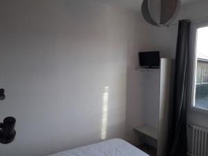 米奥lOberge的一间卧室设有一张床和一个窗口