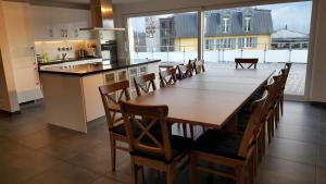 施皮茨施皮茨阿提卡公寓的厨房配有大型木桌和椅子